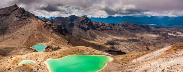 Hiking in volcanic areas New Zealand, Tongariro Alpine Crossing volcanic trail, New Zealand active volcanoes hiking